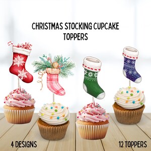 Puede incluir: Adornos para cupcakes de calcetines navideños con cuatro diseños. Los adornos son rojos, verdes, rosas y azules, con detalles en blanco. Las magdalenas tienen glaseado rosa y blanco con chispas de colores. El texto de la imagen dice "Christmas Stocking Cupcake Toppers".