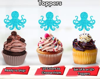 Puede incluir: Tres cupcakes con adornos de pulpo azul brillante. Los cupcakes tienen diferentes glaseados y coberturas. El texto de la imagen dice "Octopus Cupcake Toppers", "Ready to Ship!", "10 Colors to Choose From" y "Set of 6 or 12+ Toppers".