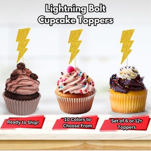 Könnte beinhalten: Drei Cupcakes, die mit goldenen Glitzer-Blitz-Cupcake-Toppern verziert sind. Der Text "Lightning Bolt Cupcake Toppers" befindet sich oben im Bild. Der Text "Ready to Ship!" befindet sich unter dem linken Cupcake. Der Text "10 Colors to Choose From" befindet sich unter dem mittleren Cupcake. Der Text "Set of 6 or 12+ Toppers" befindet sich unter dem rechten Cupcake.