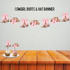 Puede incluir: Una pancarta con ilustraciones de acuarela de botas y sombreros de vaquera, cada uno adornado con un lazo rosa. La pancarta está colgada en la parte superior, con el texto "COWGIRL BOOTS & HAT BANNER" arriba. Dos cupcakes están en un plato blanco.