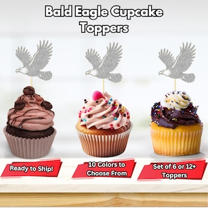 Puede incluir: Tres cupcakes decorados con adornos de cupcake de águila calva plateados con purpurina. Los cupcakes están glaseados en rosa, chocolate y blanco. El texto de la imagen dice "Bald Eagle Cupcake Toppers", "Ready to Ship!" , "10 Colors to Choose From", y "Set of 6 or 12+ Toppers".