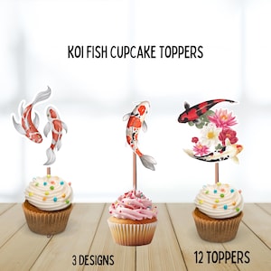 Puede incluir: Adornos para cupcakes de peces koi con tres diseños diferentes. Los adornos presentan ilustraciones de acuarela de peces koi en tonos rojos, blancos y negros. Las cupcakes tienen glaseado blanco y chispas de colores.