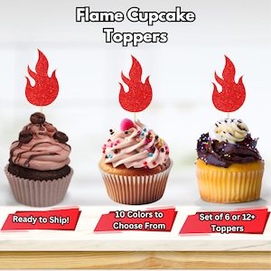 Puede incluir: Tres cupcakes con adornos de cupcake de llama roja con purpurina. Los cupcakes están decorados con chispas y glaseado de diferentes colores. El texto "Flame Cupcake Toppers" está en la parte superior de la imagen. El texto "Ready to Ship!" está debajo del cupcake de la izquierda. El texto "10 Colors to Choose From" está debajo del cupcake del medio. El texto "Set of 6 or 12+ Toppers" está debajo del cupcake de la derecha.
