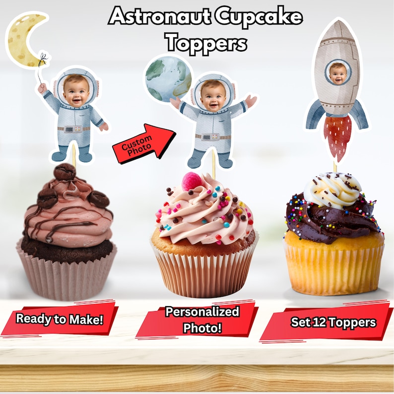 Op de afbeelding: Set van 12 astronaut cupcake toppers met een raket, een maan en een astronaut die een wereldbol vasthoudt. De astronaut toppers hebben ruimte voor een gepersonaliseerde foto.  Klaar om te maken! Set van 12 toppers.