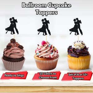 Puede incluir: Conjunto de seis o doce toppers de cupcake de baile de salón de purpurina negra con la silueta de una pareja bailando. Los toppers están en palillos de dientes y listos para enviar. Hay diez colores disponibles.