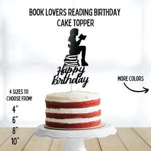 以下が含まれることがあります： 本を読む人の誕生日ケーキトッパー。黒いシルエットで本を読む人が描かれ、「Happy Birthday」の文字が入っています。赤いベルベットケーキの上に飾られており、白いフロスティングが施されています。画像には「Book Lovers Reading Birthday Cake Topper」の文字が含まれています。