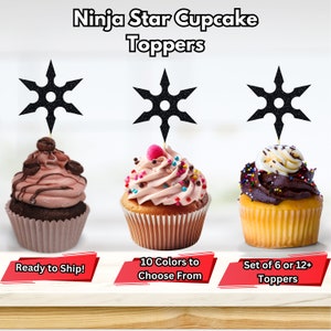 Puede incluir: Tres toppers para cupcakes en forma de estrella ninja de purpurina negra. Los toppers están encima de cupcakes con diferentes colores de glaseado y chispas. El texto "Ready to Ship!" está a la izquierda, "10 Colors to Choose From" está en el medio y "Set of 6 or 12+ Toppers" está a la derecha.