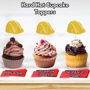 Op de afbeelding: Drie cupcakes versierd met gele glitter-hardhat cupcake toppers. De cupcakes zijn bedekt met roze, bruine en witte frosting. De tekst op de afbeelding luidt "Hard Hat Cupcake Toppers", "Ready to Ship!", "10 Colors to Choose From" en "Set of 6 or 12+ Toppers".