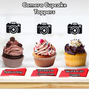Puede incluir: Toppers para cupcakes con forma de cámara de purpurina negra. Los toppers están en palillos de dientes y están listos para colocarse en los cupcakes. El texto "Ready to Ship!" está en la esquina inferior izquierda. El texto "10 Colors to Choose From" está en la parte inferior central. El texto "Set of 6 or 12+ Toppers" está en la esquina inferior derecha.