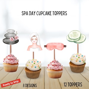 Op de afbeelding: Cupcake toppers met spa-thema ontwerpen, waaronder gestapelde stenen, een vrouw met een handdoek, een slaapmasker en komkommerschijfjes. Elke topper staat op een cupcake met glazuur en sprinkles. De tekst "SPA DAY CUPCAKE TOPPERS" staat bovenaan.