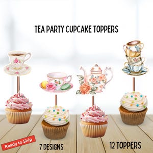 Puede incluir: Cupcakes con adornos decorativos para fiestas de té. Los adornos presentan ilustraciones de acuarela de tazas de té, teteras y platillos con diseños florales. Los cupcakes tienen glaseado rosa o blanco y chispas de colores. Texto: "TEA PARTY CUPCAKE TOPPERS".