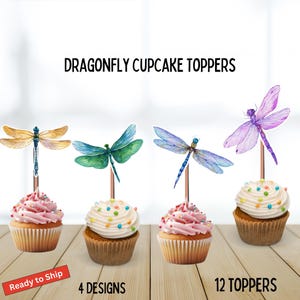 Puede incluir: Cuatro adornos para cupcakes de libélulas con diseños de libélulas en acuarela. Cada adorno está sobre un palito de madera y se coloca en una magdalena con glaseado rosa y chispas. El texto "Dragonfly Cupcake Toppers" está en la parte superior.