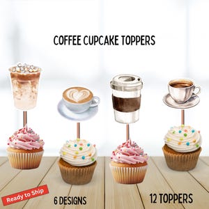 Könnte beinhalten: Bild von Kaffee-Cupcake-Toppern. Die Topper zeigen Aquarellillustrationen von Kaffeegetränken, darunter ein Latte, Eiskaffee und eine Kaffeetasse. Die Cupcakes haben rosa und weißes Frosting mit bunten Streuseln. Der Text lautet "Coffee Cupcake Toppers", "6 Designs" und "12 Toppers".