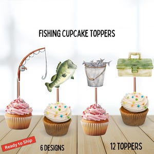 Peut inclure: Des cupcakes avec des décorations sur le thème de la pêche, dont une canne à pêche, un poisson, un seau de poissons et une boîte à pêche. Les cupcakes ont un glaçage rose et blanc avec des vermicelles colorés. Le texte "FISHING CUPCAKE TOPPERS" est en haut.