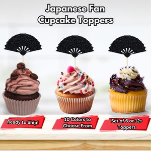 以下が含まれることがあります： 黒いグリッターの日本の扇形のカップケーキトッパーで飾られた3つのカップケーキ。カップケーキはピンク、白、チョコレートのフロスティングで覆われています。画像のテキストは「Japanese Fan Cupcake Toppers」、「Ready to Ship!」、「10 Colors to Choose From」、「Set of 6 or 12+ Toppers」です。