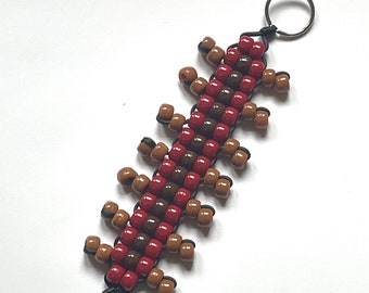 Llavero ciempiés con cuentas