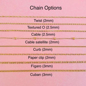 May include: A close-up of eight different gold chain styles with their names and measurements in millimeters. The chains are arranged in rows on a pink background.