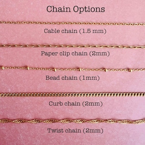Peut inclure: Cinq styles de cha&icirc;nes en or diff&eacute;rents avec leurs noms et leurs dimensions en millim&egrave;tres. Les cha&icirc;nes sont pr&eacute;sent&eacute;es sur un fond rose. Cha&icirc;ne c&acirc;ble (1,5 mm), cha&icirc;ne &agrave; clips papier (2 mm), cha&icirc;ne &agrave; perles (1 mm), cha&icirc;ne curb (2 mm), cha&icirc;ne torsad&eacute;e (2 mm).