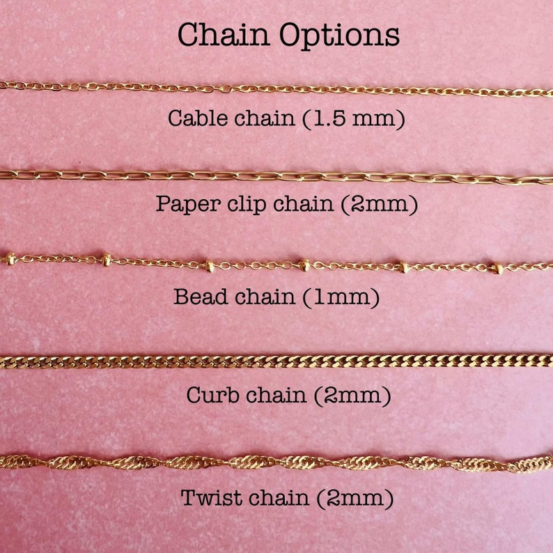 Peut inclure: Cinq styles de cha&icirc;nes en or diff&eacute;rents avec leurs noms et leurs dimensions en millim&egrave;tres. Les cha&icirc;nes sont pr&eacute;sent&eacute;es sur un fond rose. Cha&icirc;ne c&acirc;ble (1,5 mm), cha&icirc;ne &agrave; clips papier (2 mm), cha&icirc;ne &agrave; perles (1 mm), cha&icirc;ne curb (2 mm), cha&icirc;ne torsad&eacute;e (2 mm).