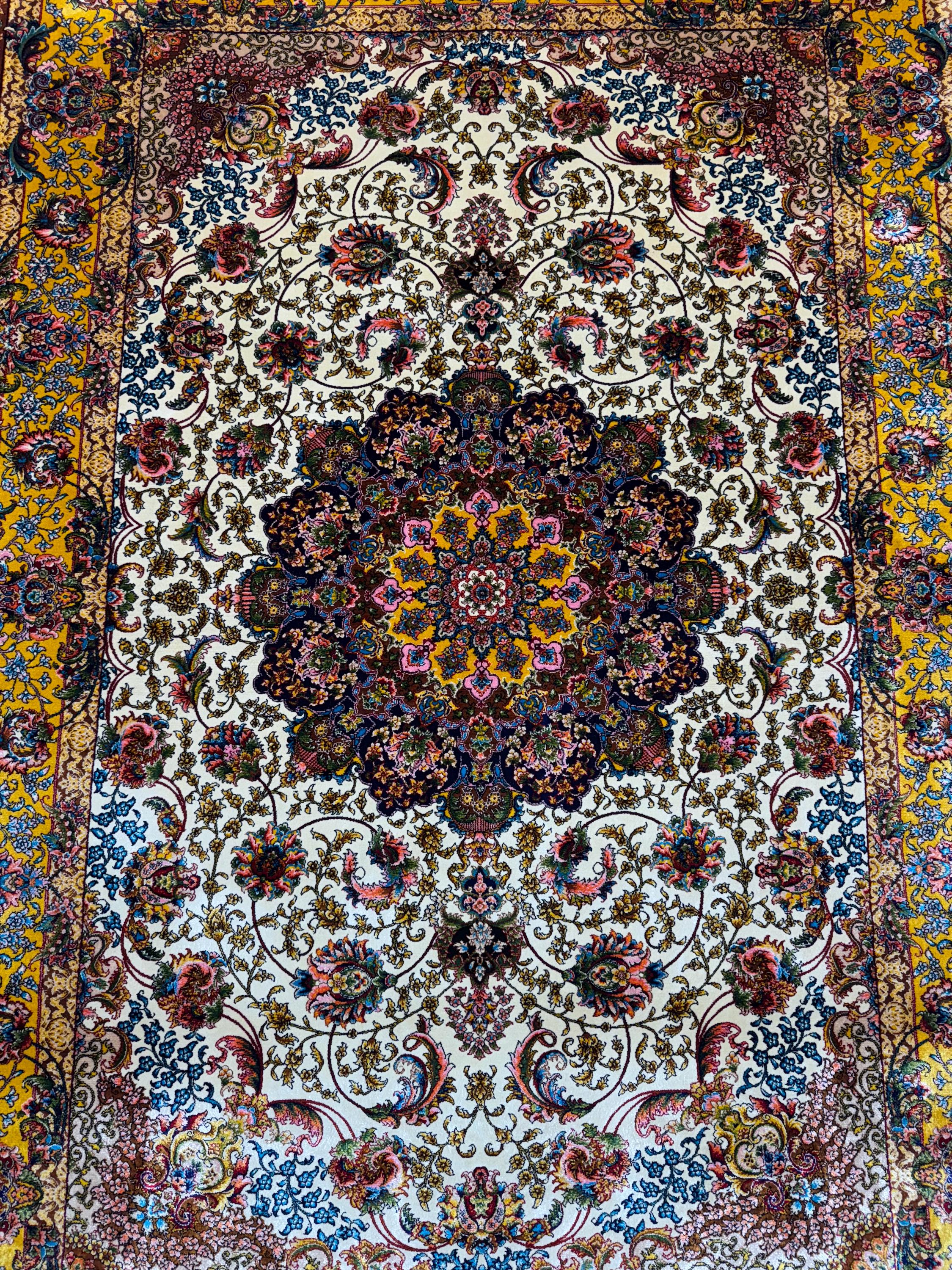 絶妙なオリエンタルシルクラグ - 黄色のボーダーとメダリオンパターン