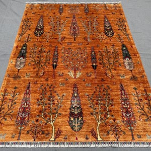 生命の樹ラグ 5 x 7フィート – ハンドメイドウール職人手作りカーペット（バーントオレンジ）| 象徴的な自然モチーフのエリアラグ | 156 x 208 cm