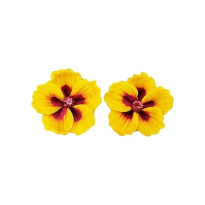 Gelbe Hibiskus-Ohrstecker oder Clip-Ons: Handmodellierte Tonblume, hypoallergene Optionen