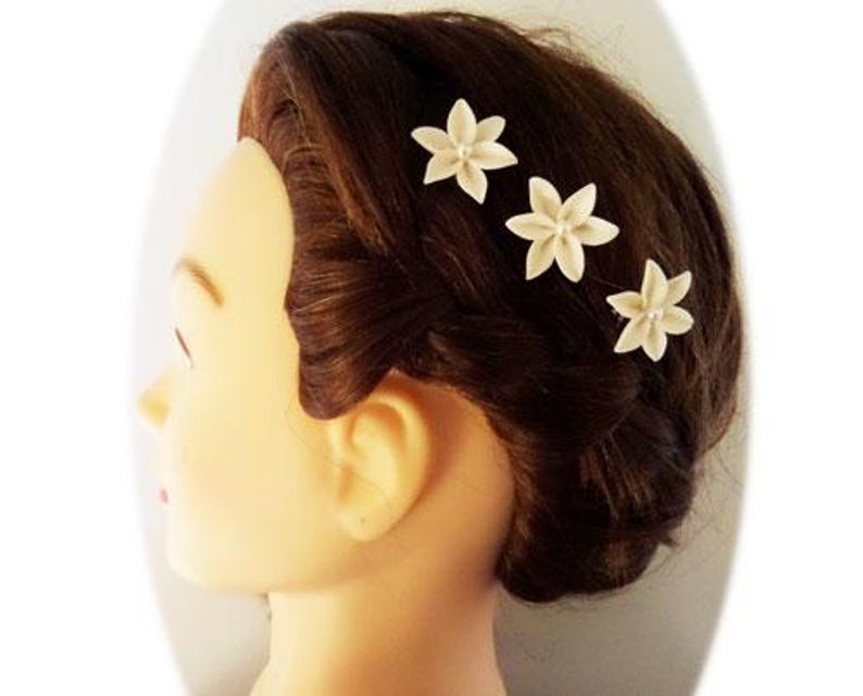 Épingle lys blanc sculpté perle Swarovski