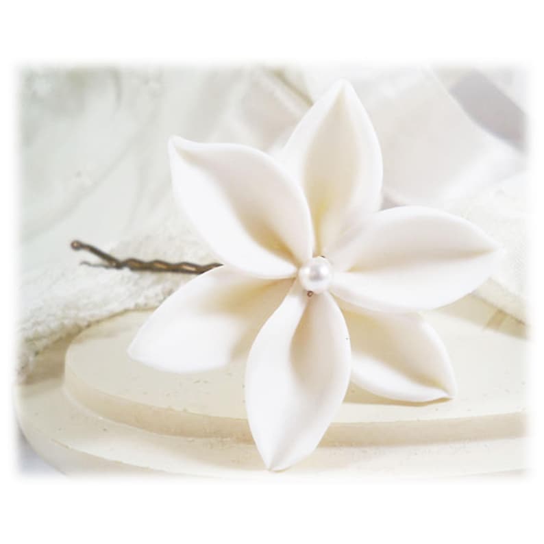 Épingle lys blanc sculpté perle Swarovski