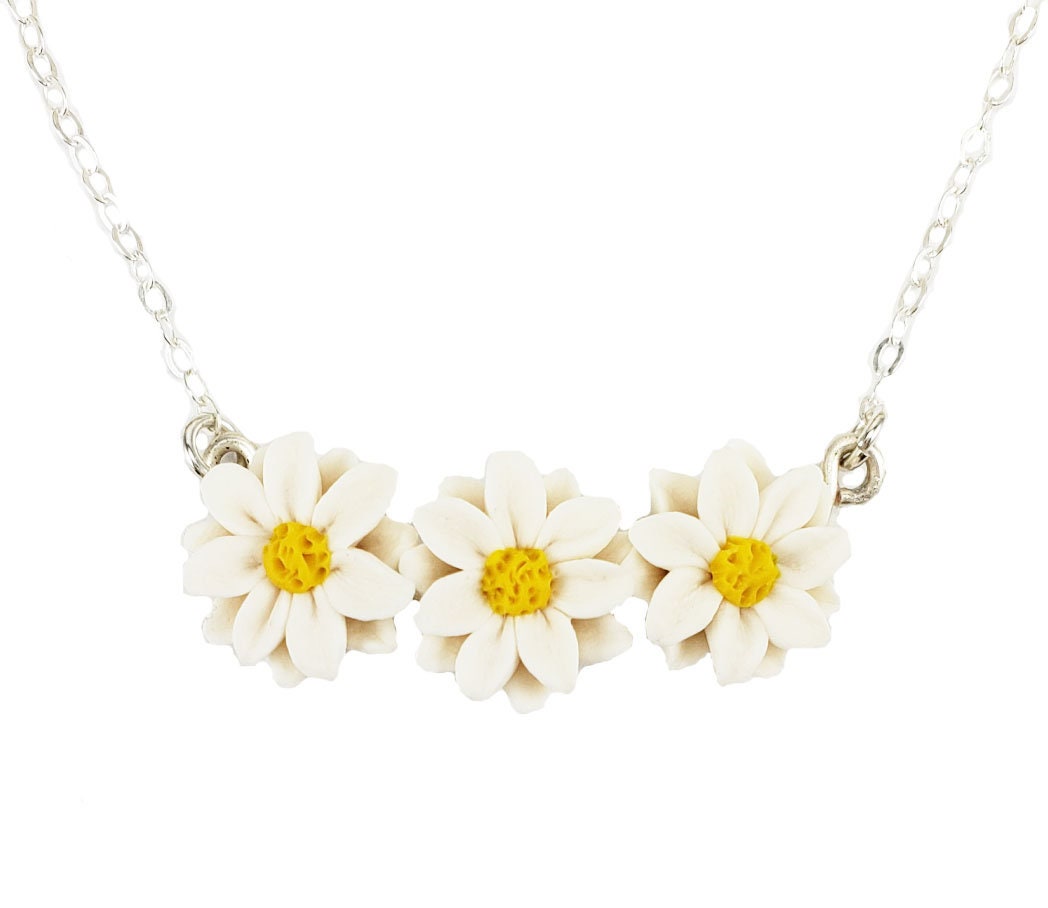 White on sale daisy necklace