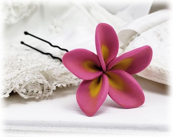 Haarspange mit rosa Frangipani-Rosa: Tropisches Blumenaccessoire für die Hochzeit