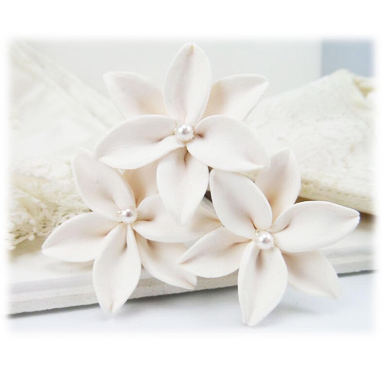 Épingle lys blanc sculpté perle Swarovski