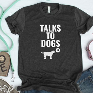 Zabawna koszulka dla psa, koszulka Talks to Dogs, koszulka dla miłośnika psów, prezent dla miłośnika psów, mama psa, zaklinacz psów, szalony pies, humor dla psów, tata psa