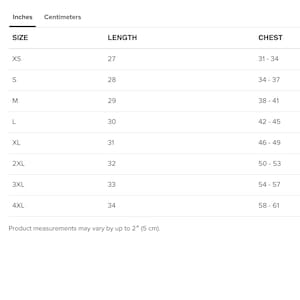 Puede incluir: Tabla de tallas que muestra las medidas en pulgadas y cent&iacute;metros para una prenda. La tabla incluye las tallas XS a 4XL, con las medidas de longitud y pecho correspondientes.