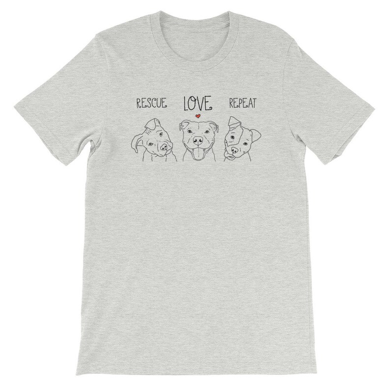 Puede incluir: Una camiseta gris jaspeada con el texto "RESCUE LOVE REPEAT" y tres ilustraciones de perros.