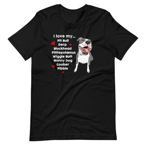 Op de afbeelding: Zwart T-shirt met een witte afbeelding van een pitbull en de tekst "Ik hou van mijn... Pit Bull Derp Blockhead Pittiepotamus Wiggle Butt Nanny Dog Goober Pibble".