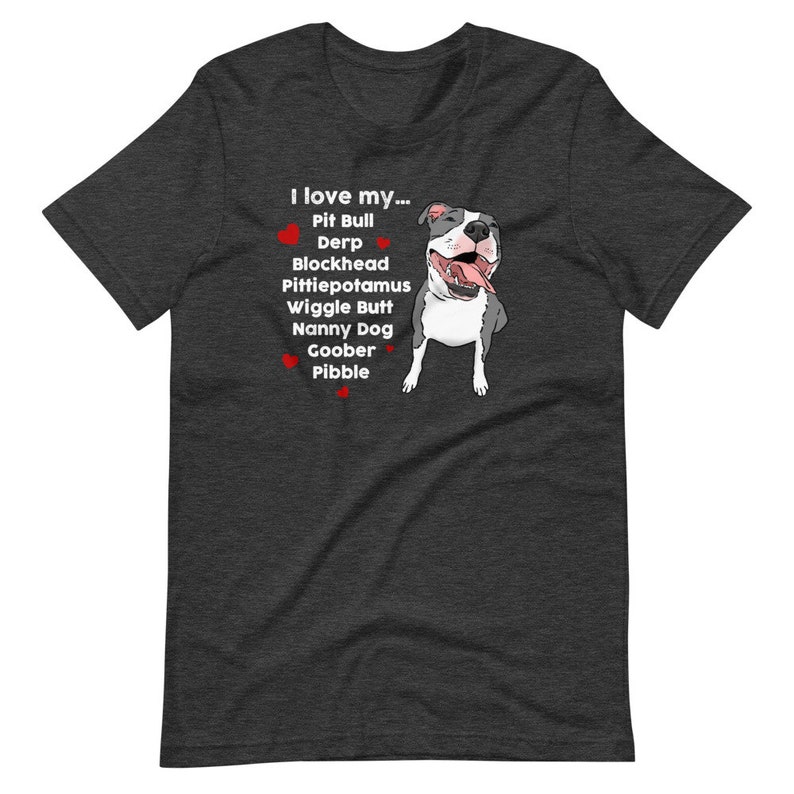 Op de afbeelding: Een donkergrijs T-shirt met een witte afbeelding van een pit bull en de tekst "Ik hou van mijn... Pit Bull Derp Blockhead Pittiepotamus Wiggle Butt Nanny Dog Goober Pibble".