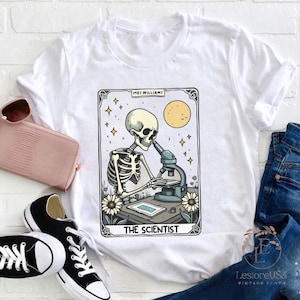パーソナライズされた名前のスケルトン科学者教師Tシャツ、タロットカード科学教師Tシャツ、面白い科学教師スケルトンTシャツ