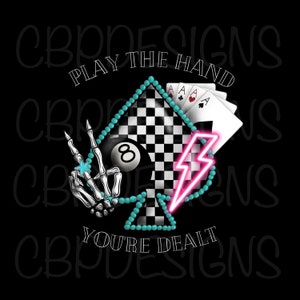 Gioca la mano che ti è stata distribuita PNG / Disegno a sublimazione della mano dello scheletro di roccia occidentale / Download digitale della grafica di poker grunge al neon