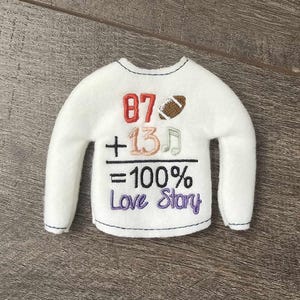 In-the-Hoop jultomte "87 + 13" broderifil med mattemotiv, digitalt mönster för 25 cm dockor