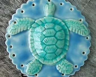 Cesta de cerámica hecha a mano con agujas de pino y forma de tortuga