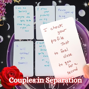Peut inclure: Plusieurs cartes blanches avec des messages manuscrits, dont "Je suis jaloux" et "Je vérifie votre profil." Une rose rouge et le texte "Couples in Separation" sont également présents.
