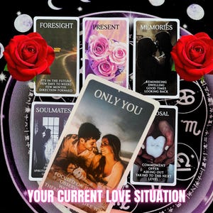 Puede incluir: Una colección de cartas del tarot con temas románticos, incluyendo "Foresight", "Present" y "Memories". Las cartas presentan imágenes de parejas, rosas y texto. Dos rosas rojas enmarcan las cartas, con un fondo oscuro.