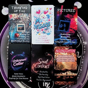 Può includere: Una collezione di carte dei tarocchi con vari disegni e testo. Le carte presentano frasi come "Thinking of You", "M Message" e "Pictures". Ogni carta ha illustrazioni e parole chiave uniche relative alle relazioni e alle emozioni.