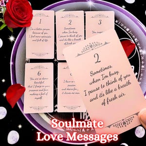 Op de afbeelding: Een kaartspel met Soulmate Love Messages met romantische citaten. De kaarten zijn lichtroze met zwarte tekst en decoratieve randen. Een rode roos en bloemblaadjes staan op de achtergrond.