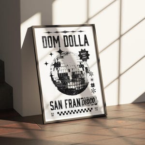 Puede incluir: Póster enmarcado en blanco y negro con el texto "DOM DOLLA SAN FRANCISCO DISCO". El póster presenta un gráfico de bola de discoteca y texto adicional que incluye "WHERE'S YOUR DISCO?" y "SWEAT IT OUT".
