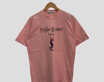 Camiseta vintage rosa Spellout de Yves Saint Laurent. Camiseta lisa de YSL. Camiseta de moda de YSL, talla L.