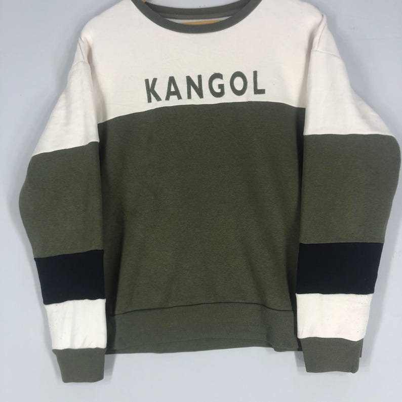 Może przedstawiać: Zestaw trzech ceramicznych kubk&oacute;w z nakrapianym, matowym wykończeniem. Kubki są w odcieniach kremu, jasnego brązu i ciemnego brązu. Każdy kubek ma prosty, minimalistyczny design.