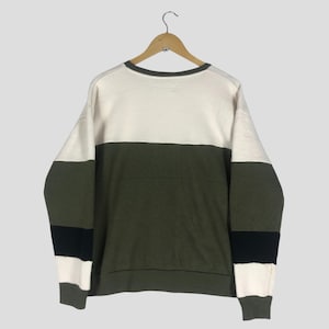 Może przedstawiać: Zestaw trzech ceramicznych kubk&oacute;w z nakrapianym, matowym wykończeniem. Kubki są w odcieniach kremowym, jasnoszarym i ciemnoszarym. Każdy kubek ma prosty, minimalistyczny design, idealny do kawy lub herbaty.