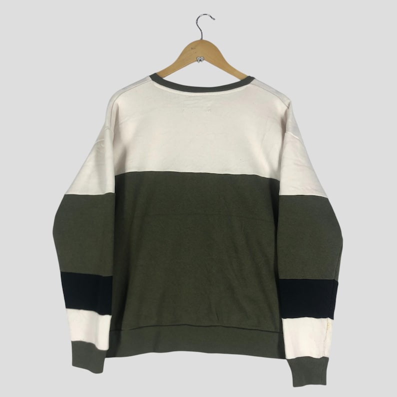 Może przedstawiać: Zestaw trzech ceramicznych kubk&oacute;w z nakrapianym, matowym wykończeniem. Kubki są w odcieniach kremowym, jasnoszarym i ciemnoszarym. Każdy kubek ma prosty, minimalistyczny design, idealny do kawy lub herbaty.