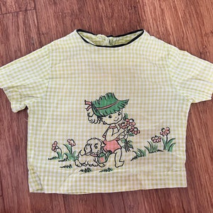 Vintage novelty print top girl and puppy tagged 2 runs small